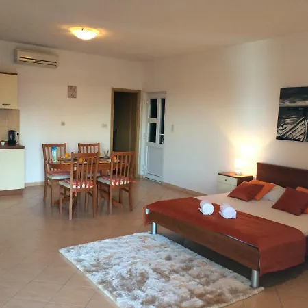 Studio Trogir Ivan *